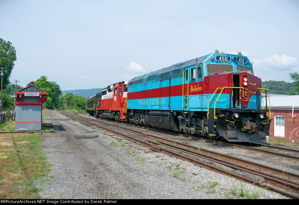 WMSR 450 pulling out of Ridgeley